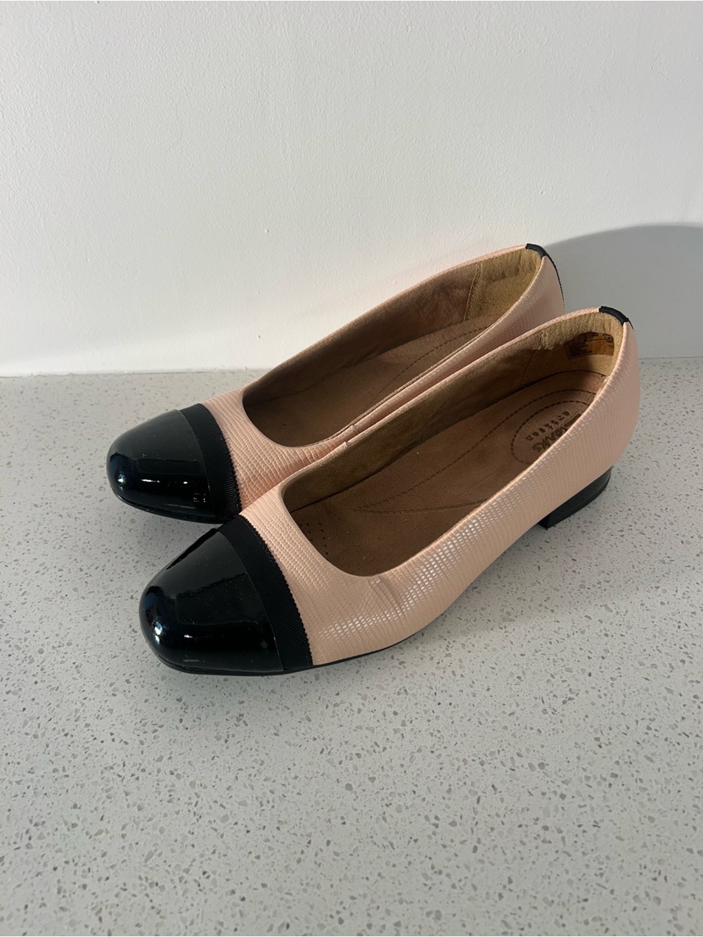 Beautiful classy Clarks leather Blush Pink Flats with Black Patent Cap Toe❤️7.5